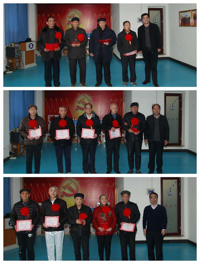 学院领导为“五好党员”颁奖