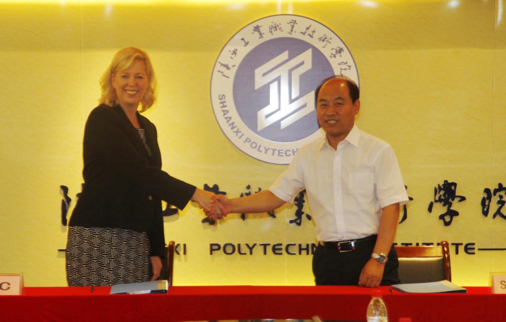 加拿大道格拉斯学院与我院签署合作协议