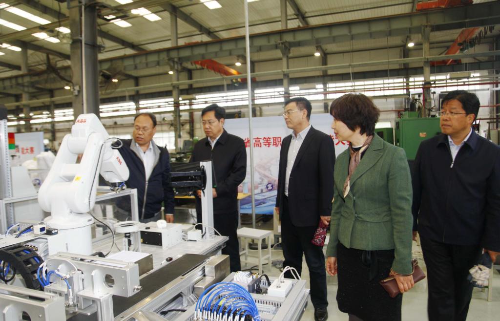 马希良副书记参观机加工技术训练中心