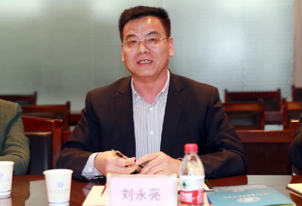 党委副书记刘永亮主持汇报会