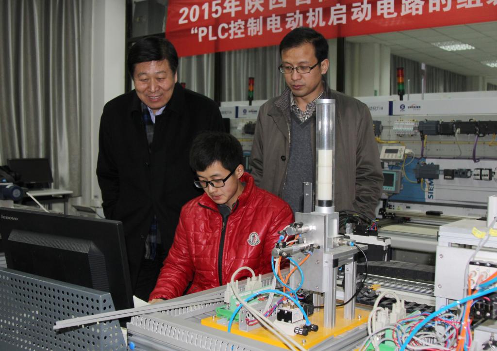 王成荣院长一行参观欧姆龙实训室