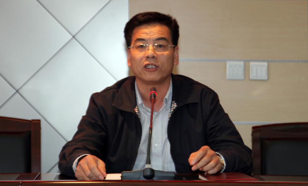 党委副书记、纪委书记刘永亮同志主持报告会