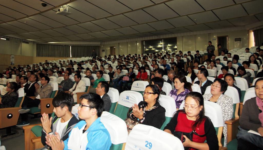 400余名师生聆听讲座