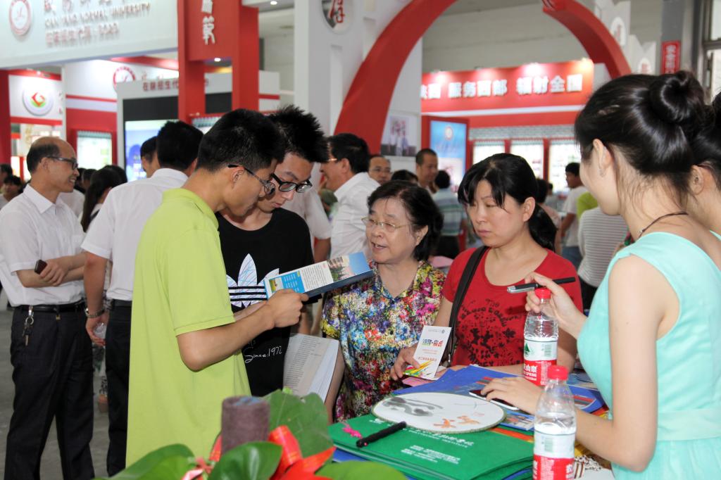 招生工作人员为前来咨询的考生及家长热情服务