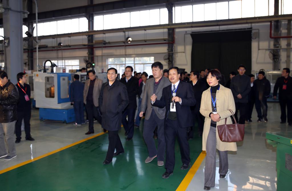 参会代表考察机加工技术训练中心