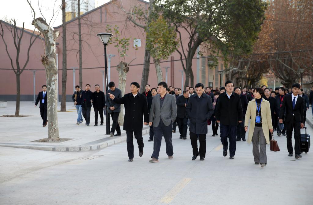 参会代表考察我院校园环境