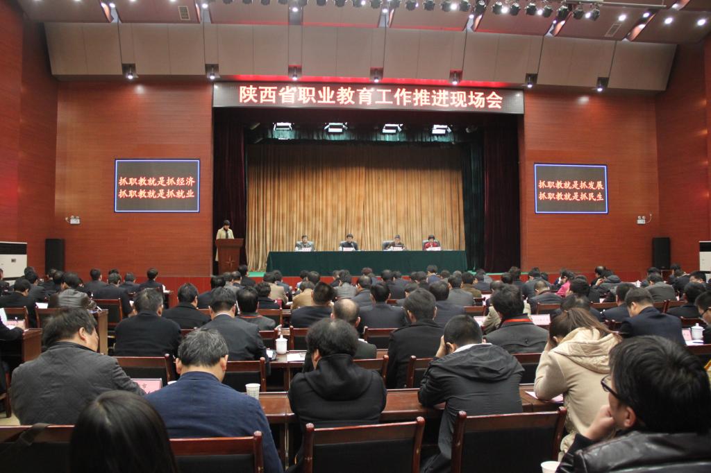 院长张晓云在会上做经验交流