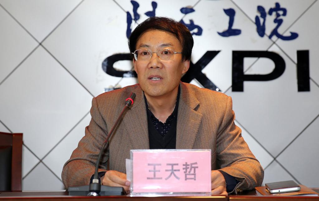 党委副书记王天哲主持报告会