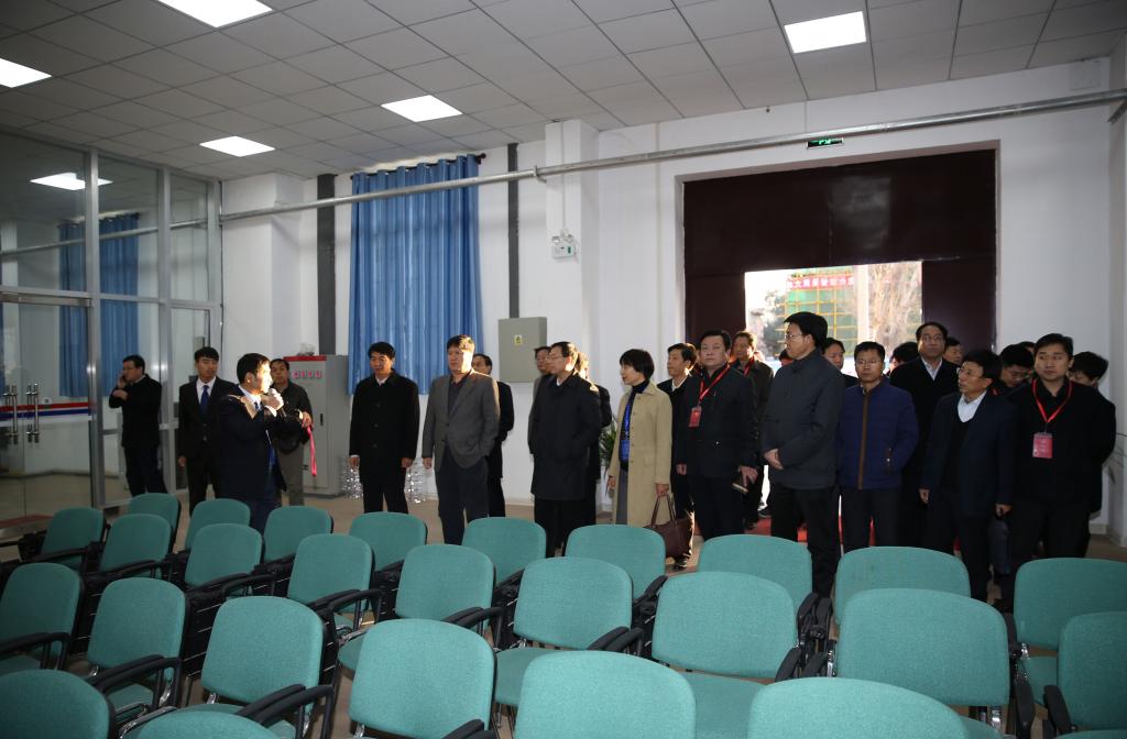 参会代表考察建筑工程技术综合实训基地