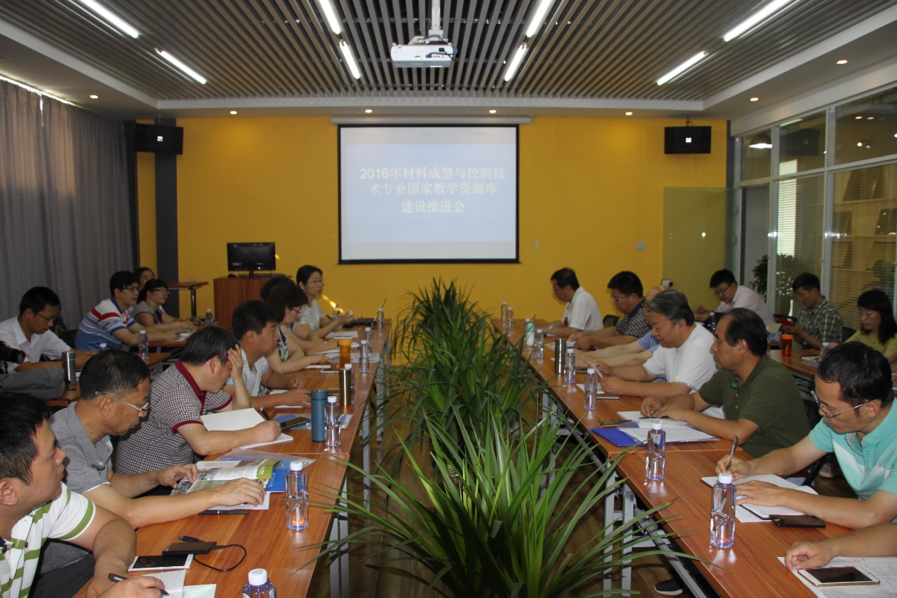 会议主持人罗怀晓介绍会议主要任务和日程安排