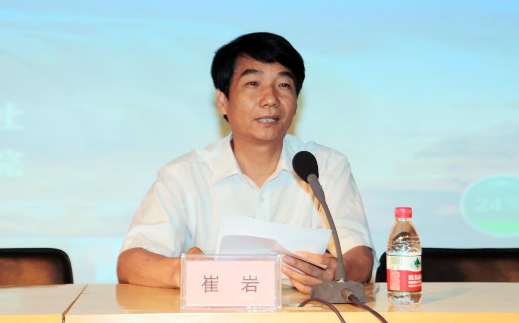 我院党委书记崔岩主持讲座