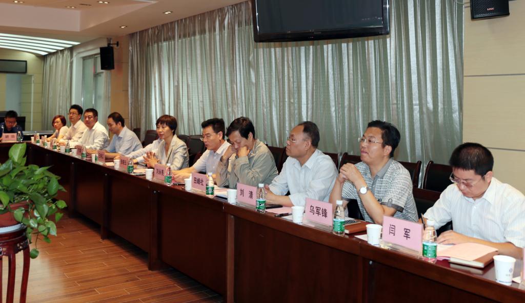 企业代表与学院相关部门负责同志参加座谈
