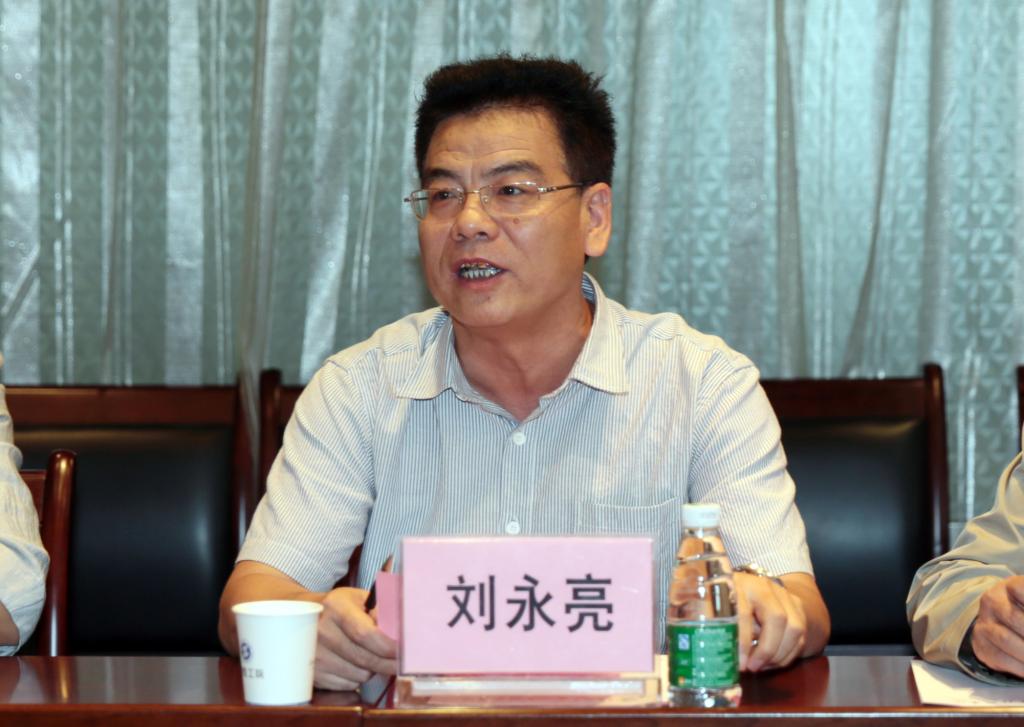 党委副书记、副院长刘永亮主持座谈会