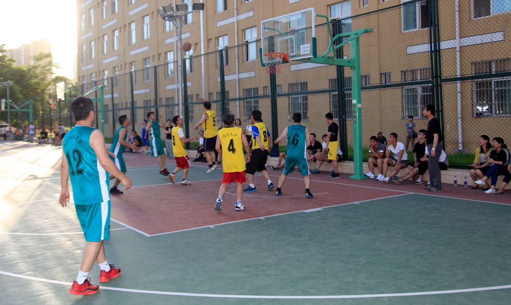 2017年教职工篮球赛吹哨开赛