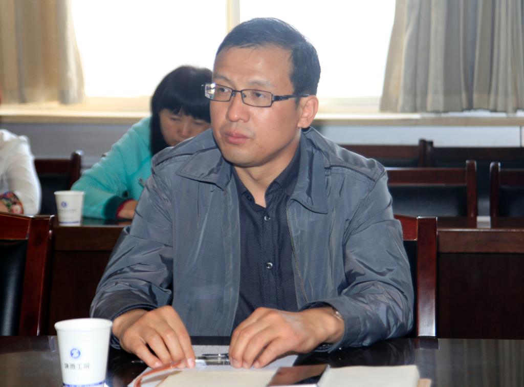 副院长杨卫军主持会议