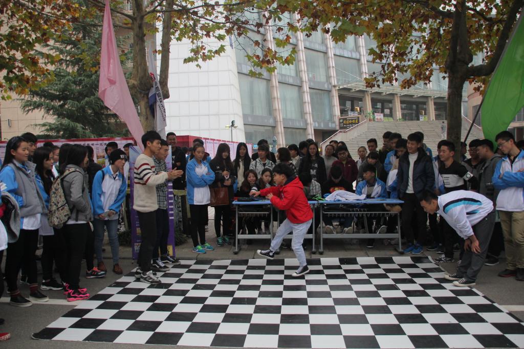 崔岩书记参观工业设计协会作品