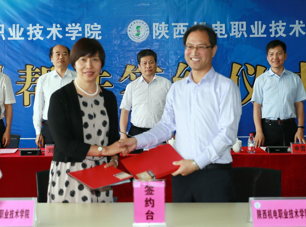 我院院长张晓云与伊逊智签定两校结对帮扶协议