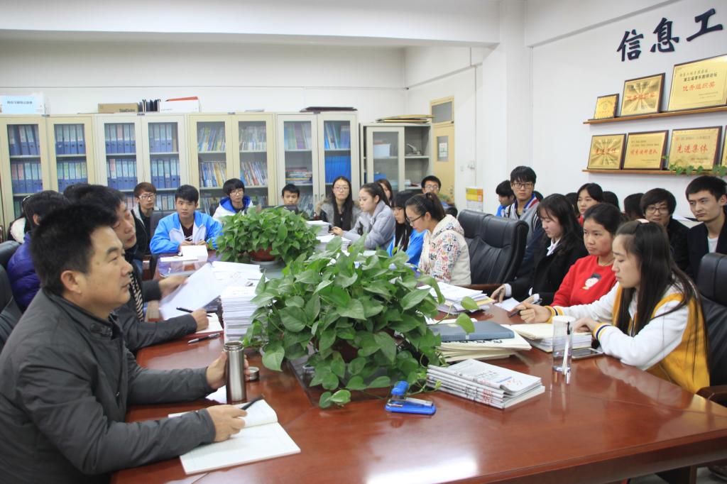 信息工程学院扎实开展期中教学检查工作近日,按照学院的统一安排部署,信息工程学院周密计划,扎实开展期中教学检查各项工作。11月2日下午,信息工程学院召开全体教师会议,何玉辉院长就教学督导、期中教学检查、2016年技能大赛、2016年招生考试、全校2015级新生摸底考试等工作做具体安排。11月9日,信息工程学院组织学术委员会委员及部分副教授职称以上的教师,对本学期所有专兼职教师的课程教案、授课计划、考勤记录、作业批阅、实训室运行记录等日常教学工作进行了详细检查,同时对上学期所有考试课程归档试卷进行了全面检查、督导。11月10日,信息工程学院召开学生及教师座谈会。听取学生在学习、生活、专业技能等方面的建议和要求;参加座谈会的专业教师针对学生提出的问题与学生进行了交流。座谈会气氛活跃,学生积极发言,教师耐心解答指导,师生互动,效果良好。与此同时,信息工程学院还进行了部分青年教师观摩课听课,优秀教案、实训室设备运行状况、实训室卫生等检查评比活动。本次检查工作结束后,信息工程学院将针对检查中存在的问题进行定期整改,夯实教学基础,不断提高本学院教育教学质量。