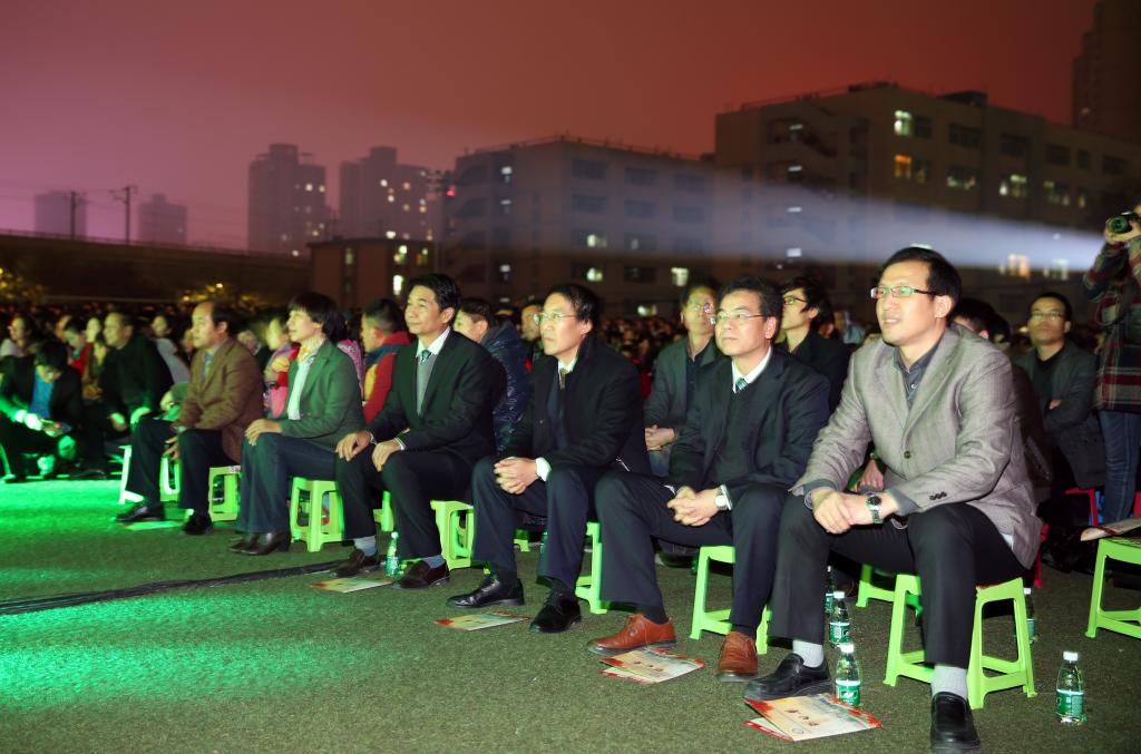 学院领导、各界校友及全体师生观看了晚会