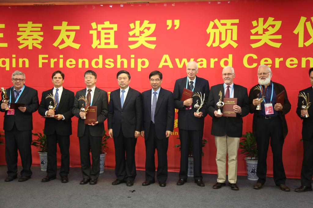 姚引良、孙照华与获奖专家合影留念