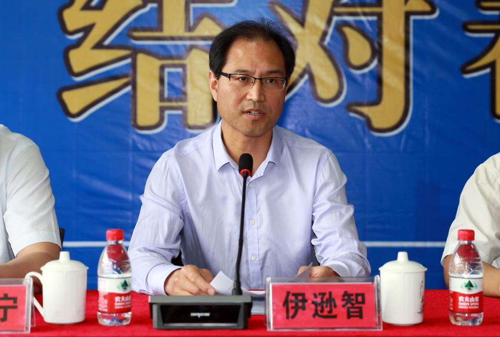 伊逊智介绍陕西机电职院情况并作表态发言