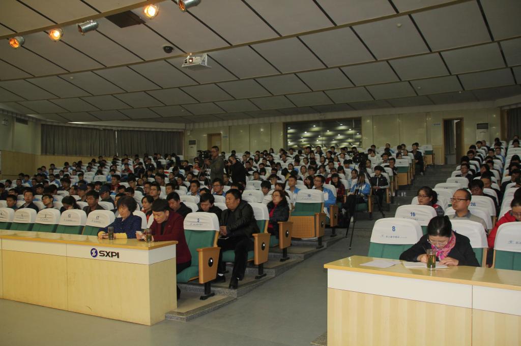 我院400余名师生聆听了报告