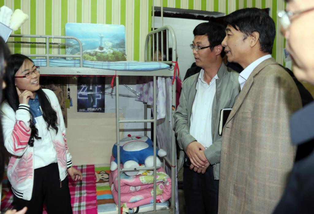 党委书记崔岩,党委副书记、副院长刘永亮深入宿舍与学生交心谈心