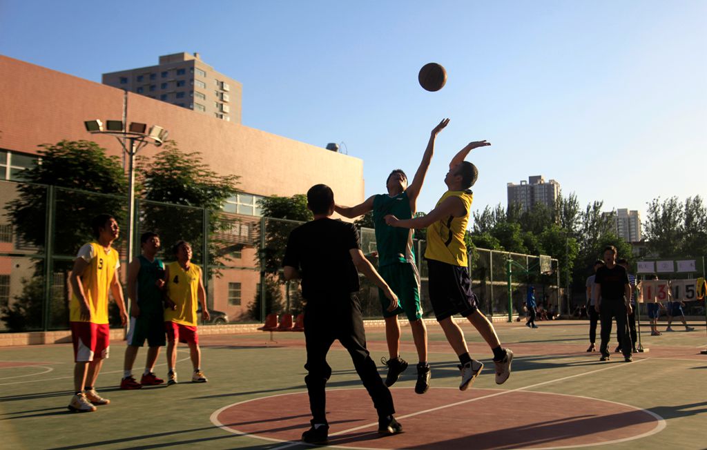 2017年教职工篮球赛吹哨开赛