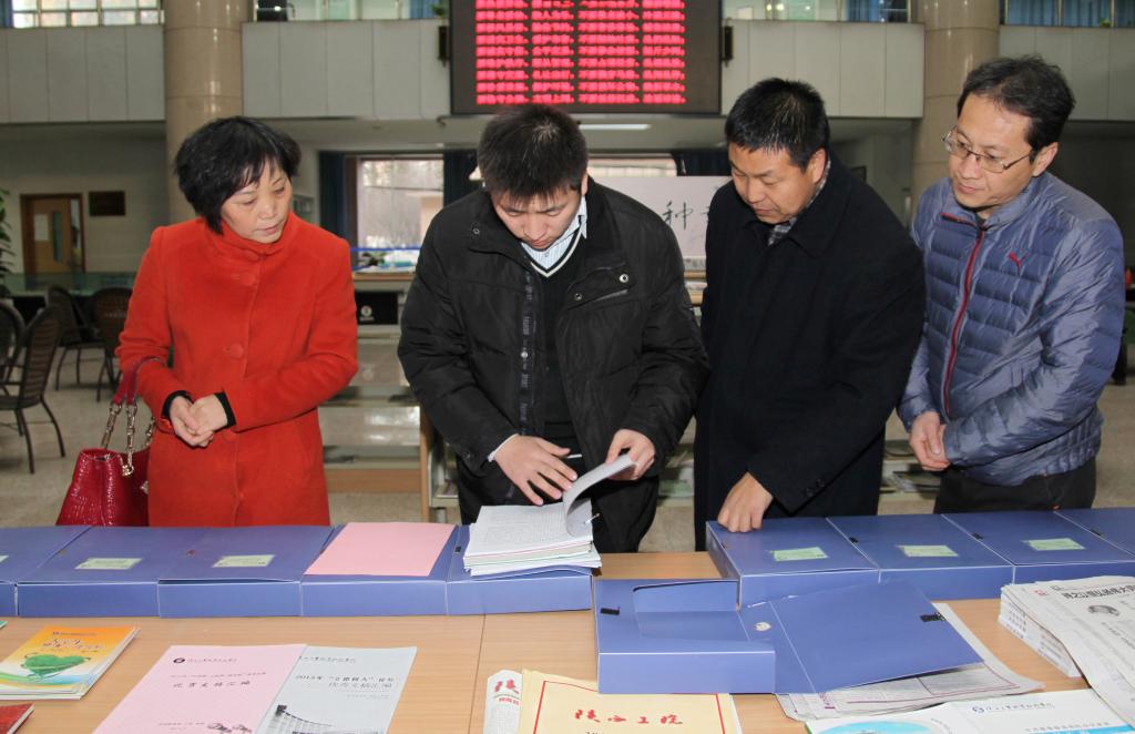 检查组查阅我院文明建设相关资料