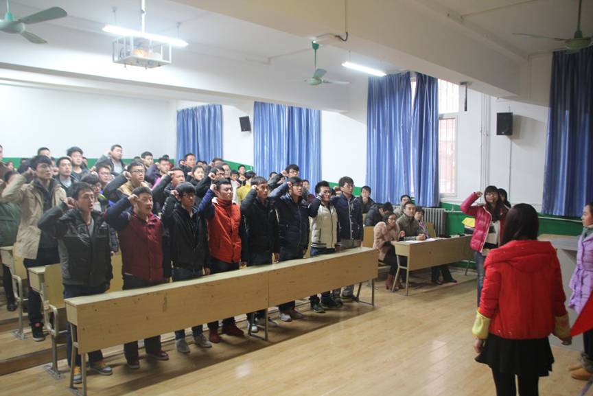 机械学院举行新党员入党宣誓仪式