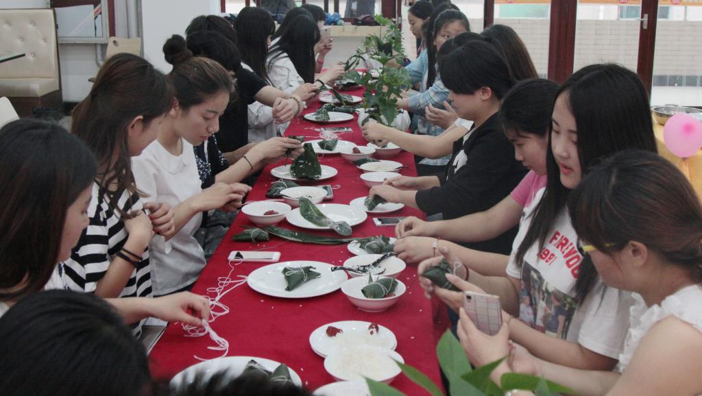 95后大学生包粽子  感受端午传统文化