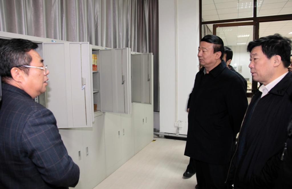 检查组及市区领导一行在自动化实训中心查看5S精细化管理