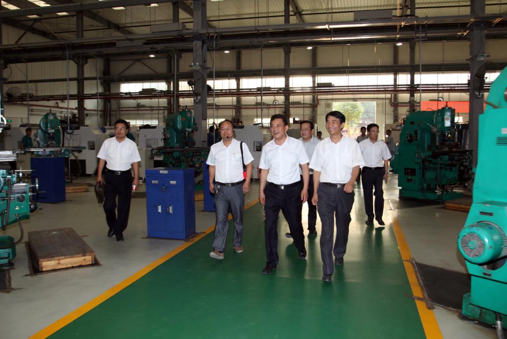 王紫贵副厅长一行考察机加工技术训练中心