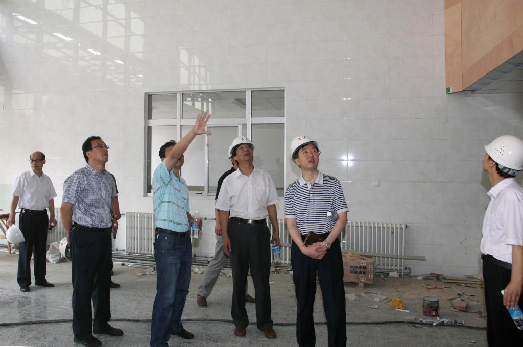 学院领导深入施工现场进行督查