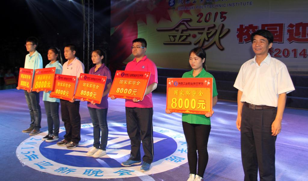 党委书记崔岩与受表彰学生合影