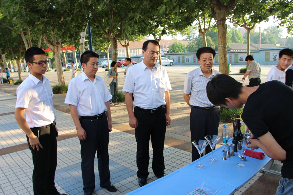 调研组一行观看了我院社团创新创意作品展