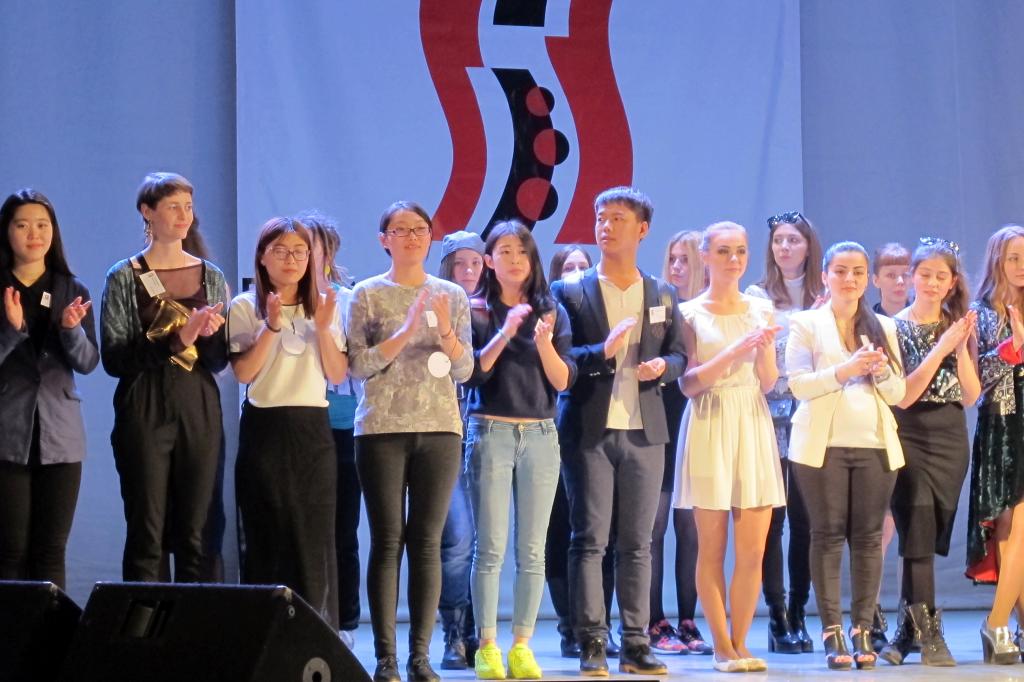 前排左起第5、6为雷梓菁、王豪同学