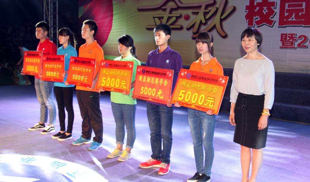 院长张晓云与受表彰学生合影