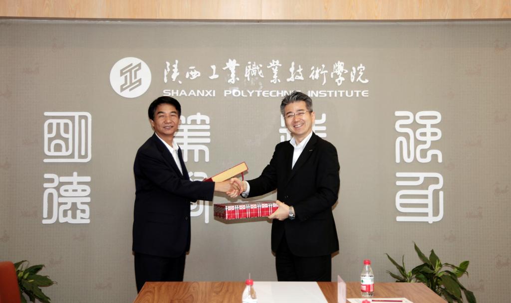 互赠礼品并合影留念