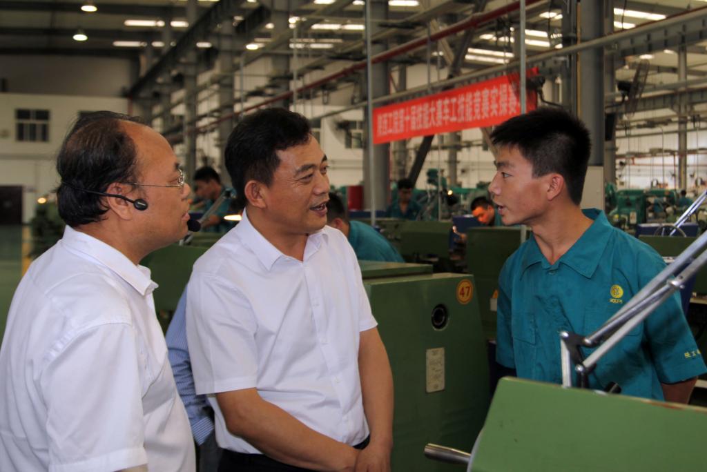 王紫贵副厅长与正在实训的学生亲切交流