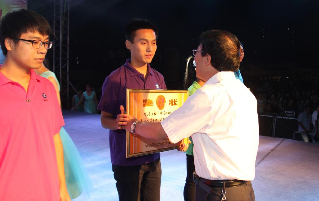 党委副书记王天哲为受表彰集体颁奖