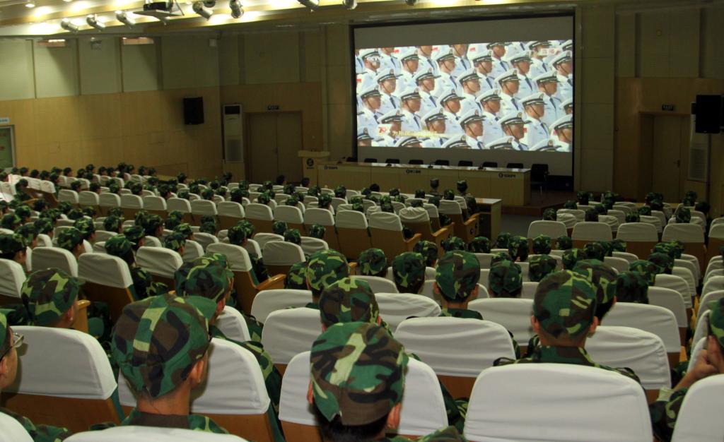 2015级新生在学术会堂收看直播