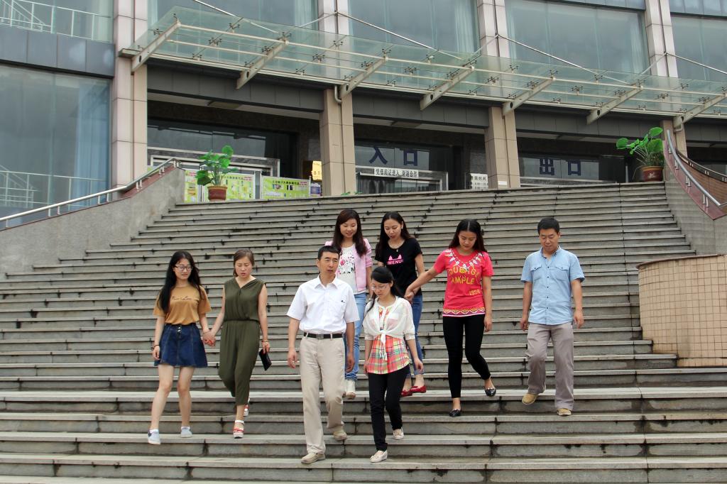 5位同学与老师在一起