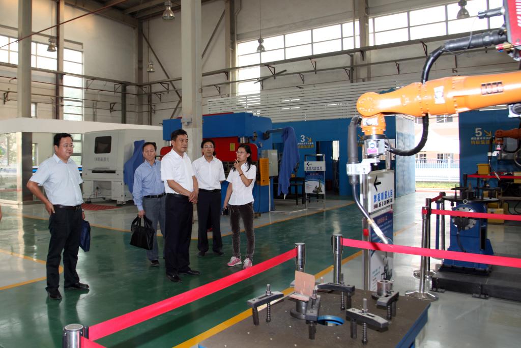 王紫贵副厅长一行考察焊接技术实训中心