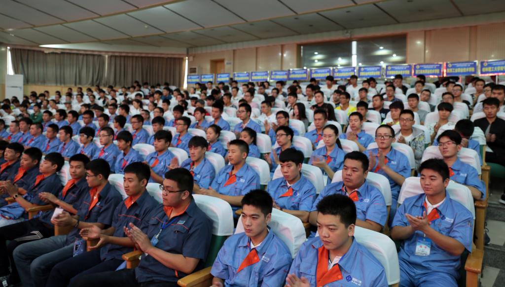 省教育厅和行指委的有关领导,我院相关部门负责同志,各参赛院校的领导、领队,全体参赛选手、裁判员及企业代表400余人参加开幕式