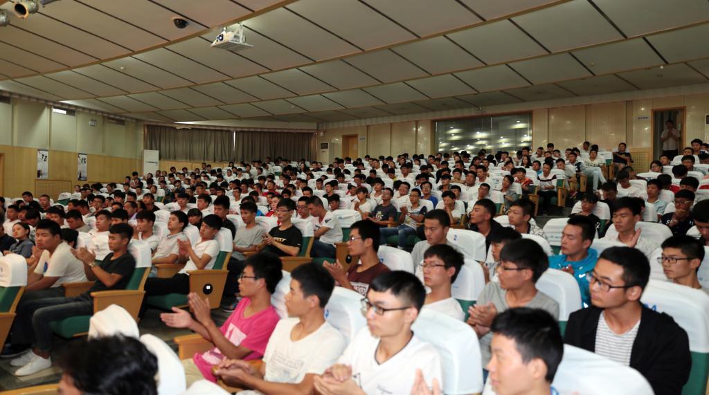 全国有色金属职业教育教学指导委员会领导、参赛选手、指导教师和我院400余名师生聆听讲座