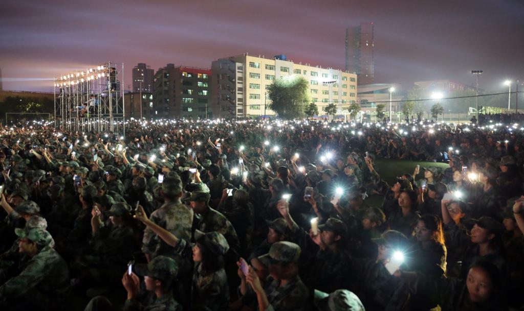 2016级6700余名新生观看晚会