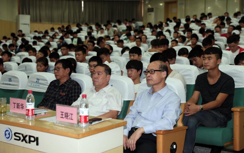 全国有色金属职业教育教学指导委员会领导、参赛选手、指导教师和我院400余名师生聆听讲座