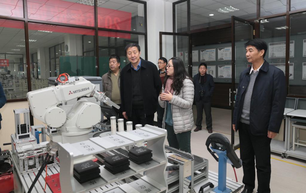 王峰副校长一行参观我院部分实验实训室