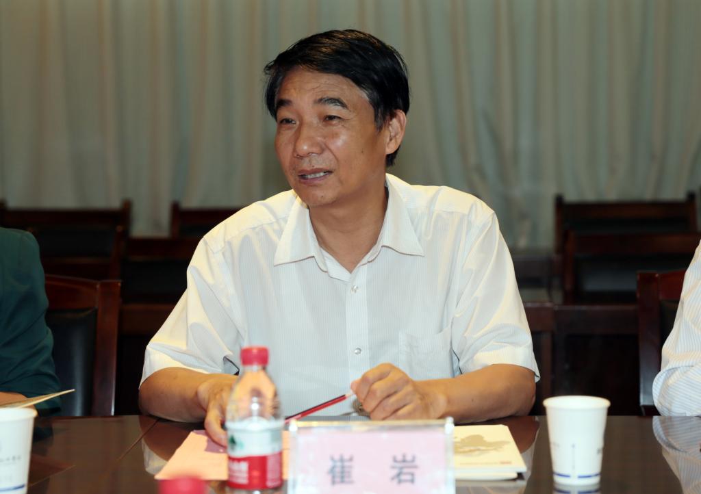 党委书记崔岩介绍学院情况